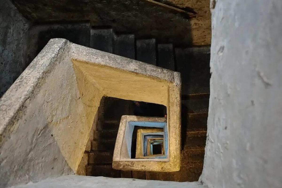 o imagine a unui tablou pe lateralul unei clădiri