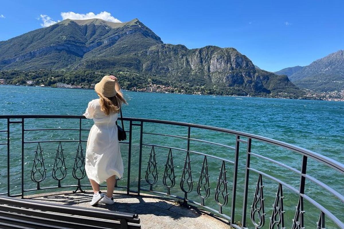 una donna in piedi su un balcone che guarda l'acqua