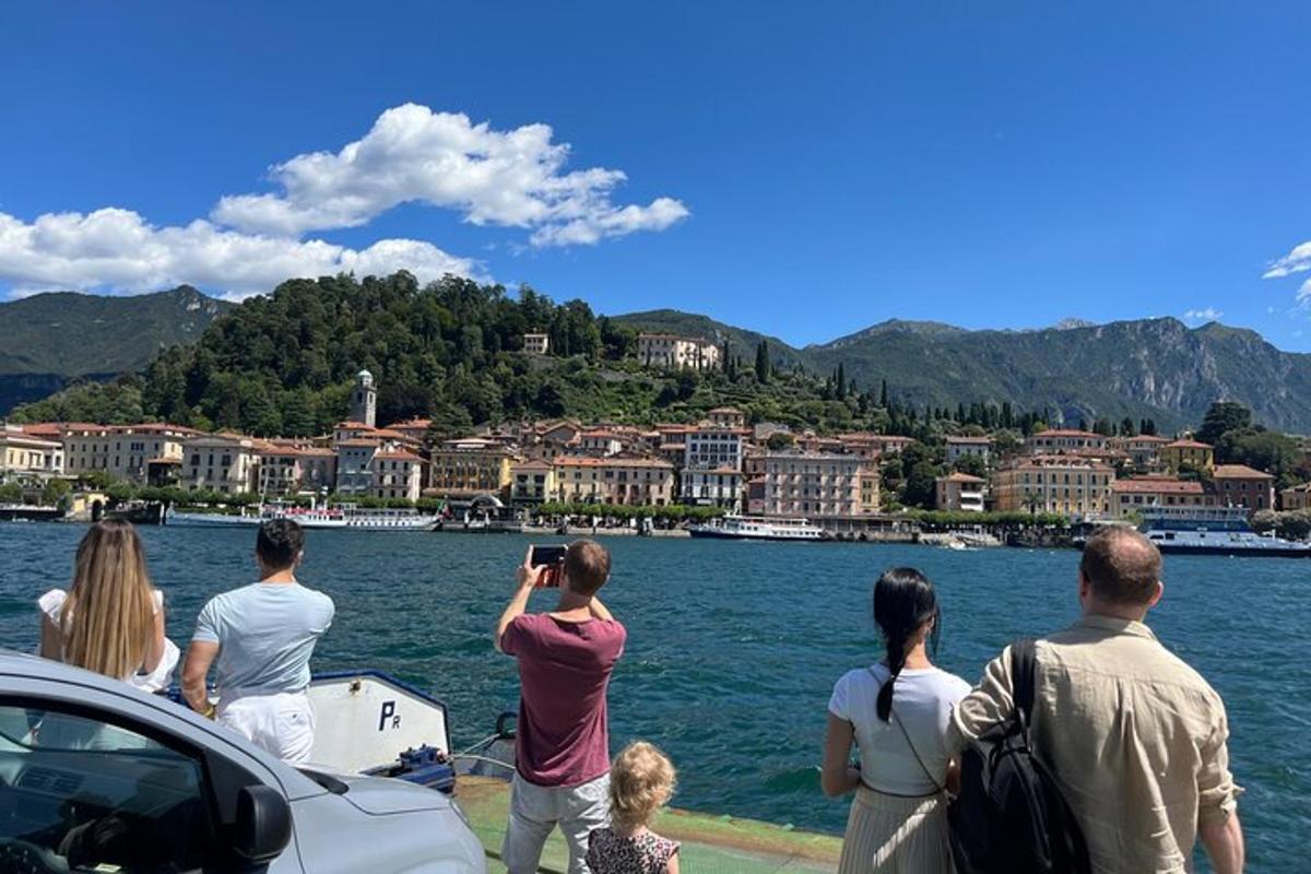 un gruppo di persone in piedi attorno a uno specchio d'acqua
