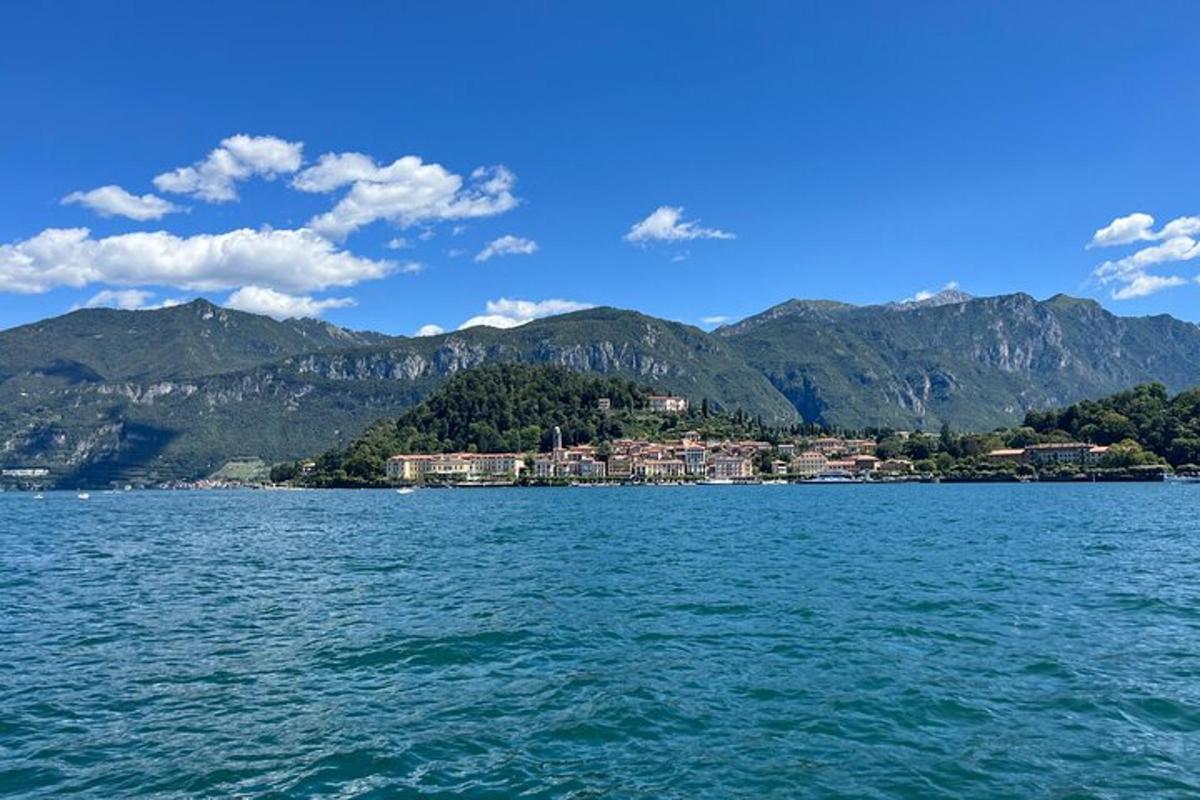 una vista di un grande specchio d'acqua con montagne