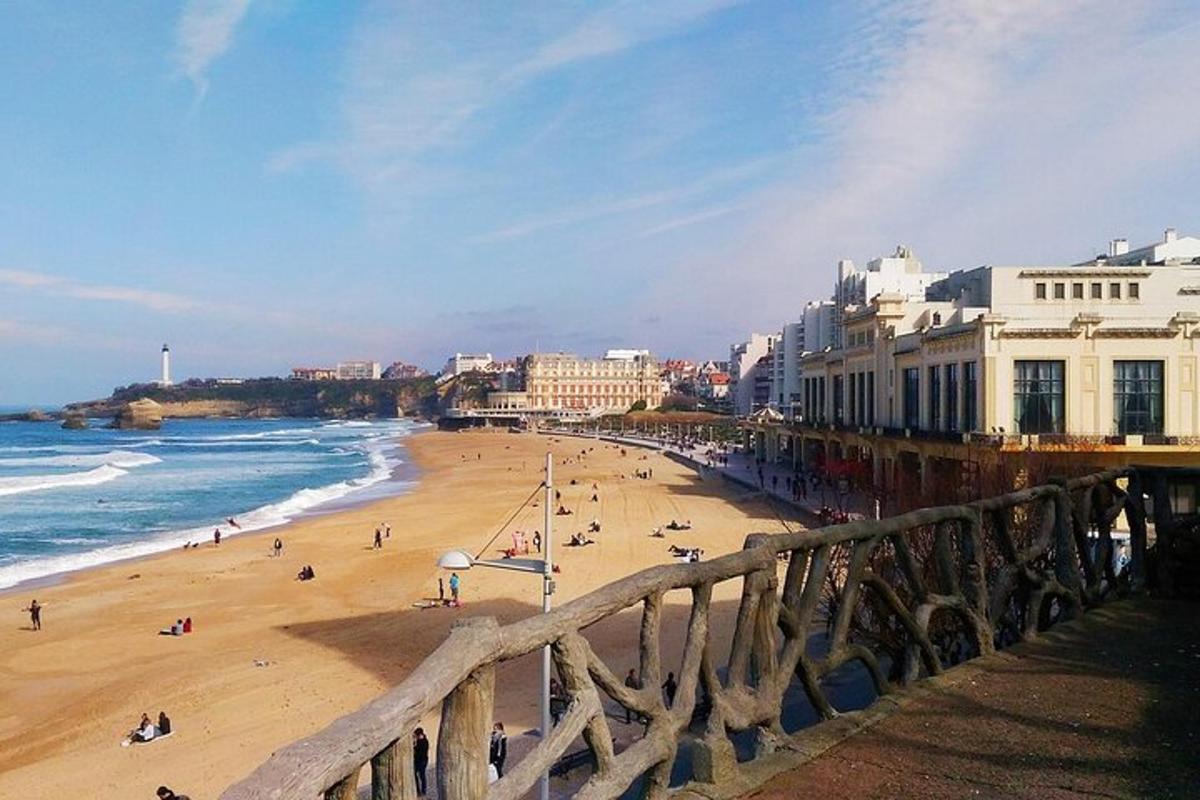 una vista d'una platja amb gent a la sorra