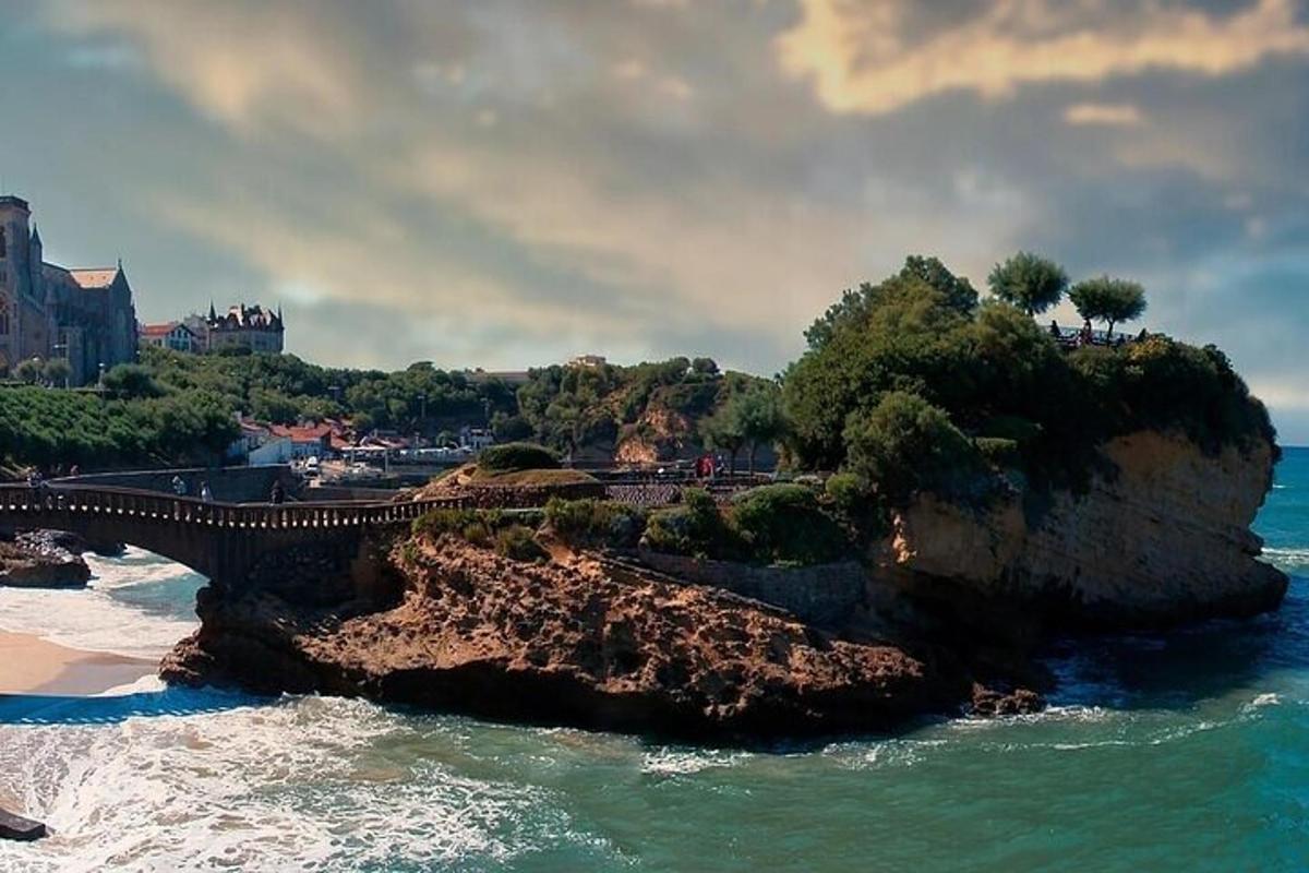 un pont sobre una massa d'aigua al costat d'una platja