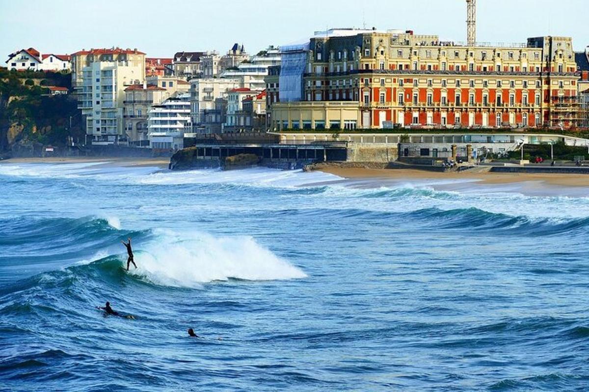 una persona cavalcant una onada sobre una taula de surf a l'oceà