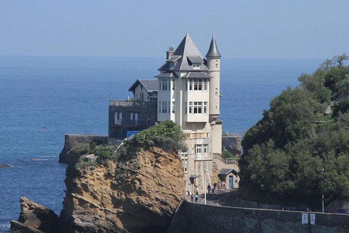 un gran edifici blanc en un penya-segat prop de l'oceà