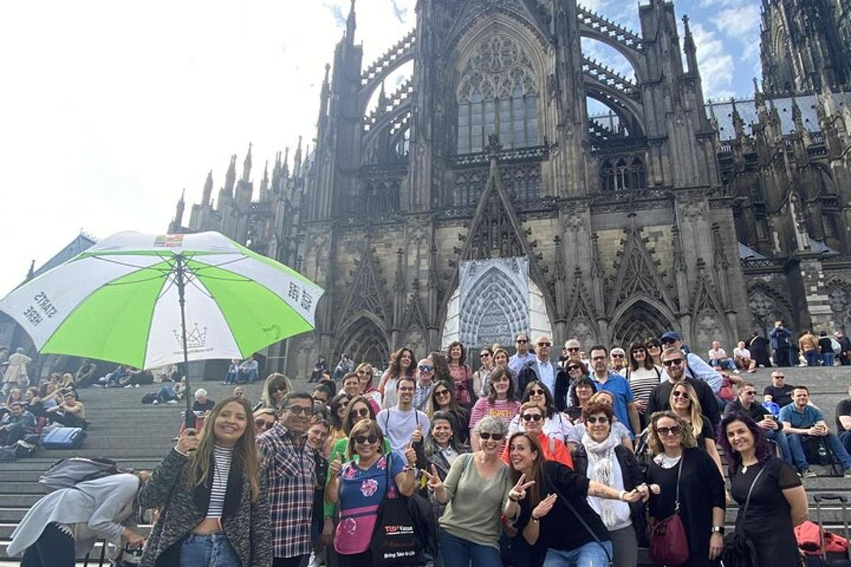 un gruppo di persone in piedi davanti a una cattedrale