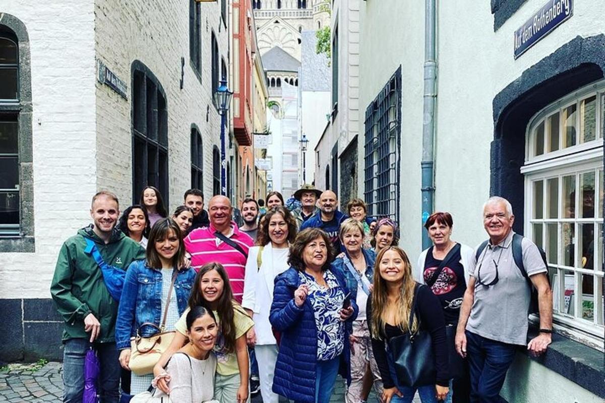 un gruppo di persone che posano per una foto in strada