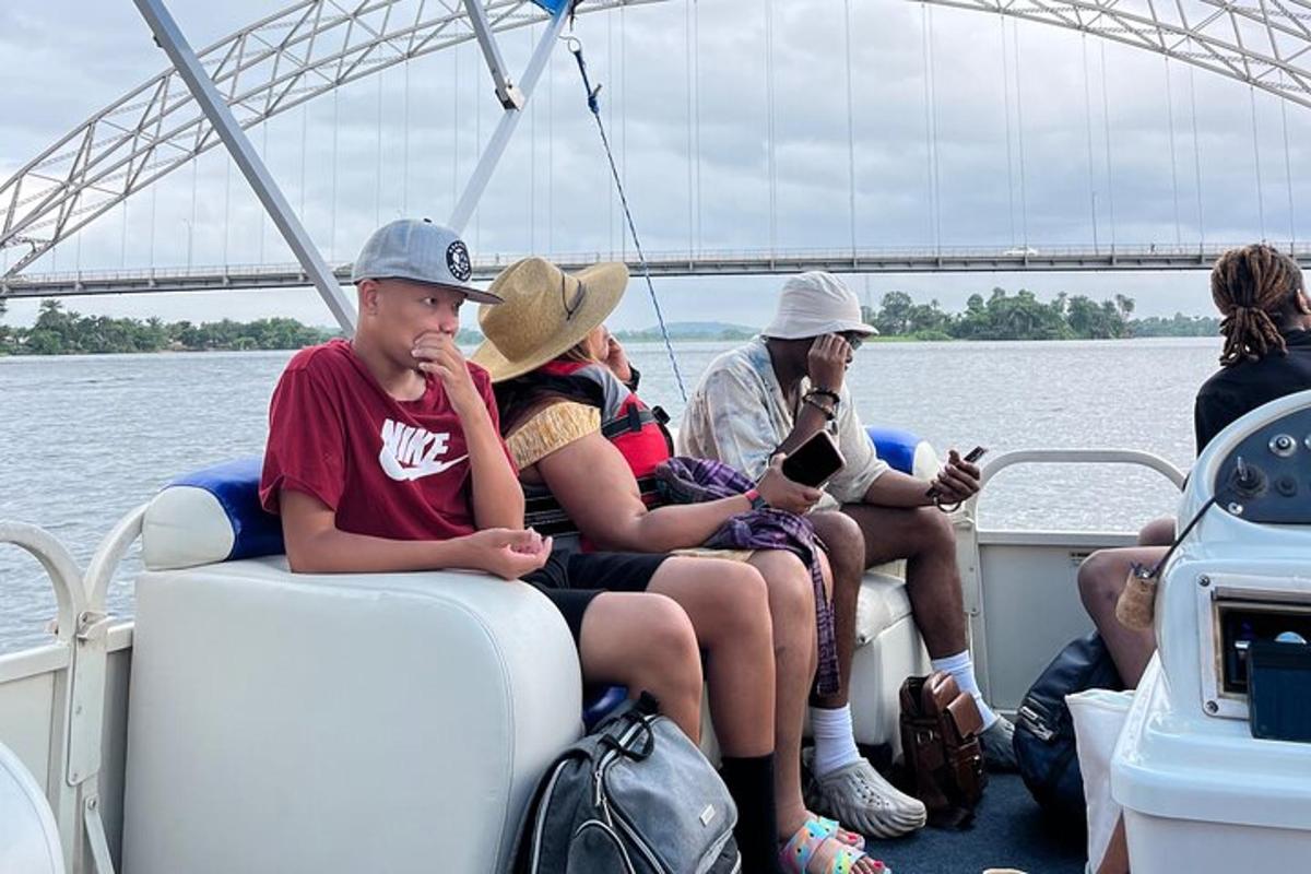 skupina lidí sedících na zadní straně lodi