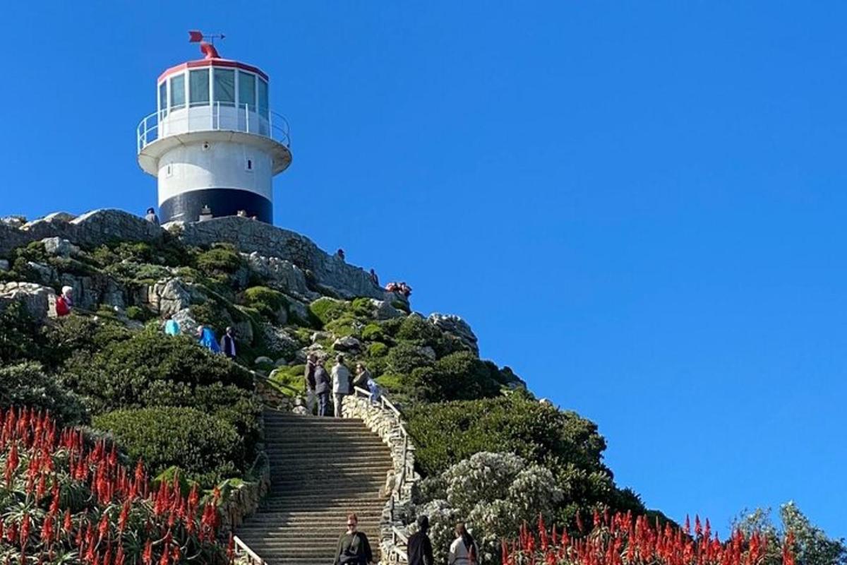 een vuurtoren op de top van een heuvel met trappen