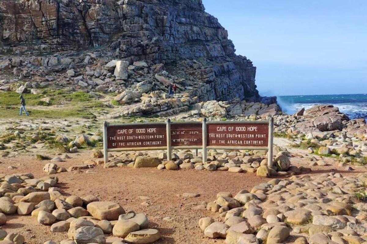 duas placas em uma praia rochosa próxima ao oceano