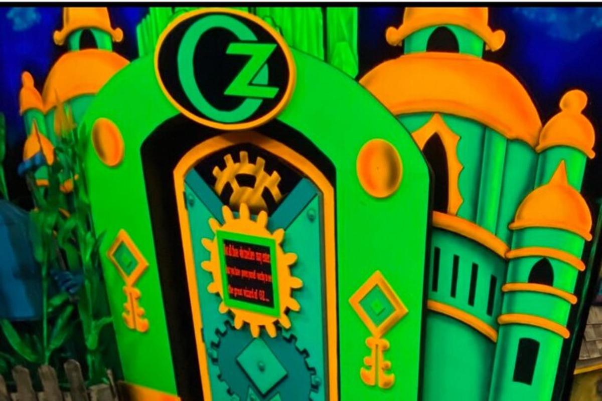 a green building with the letter z on it