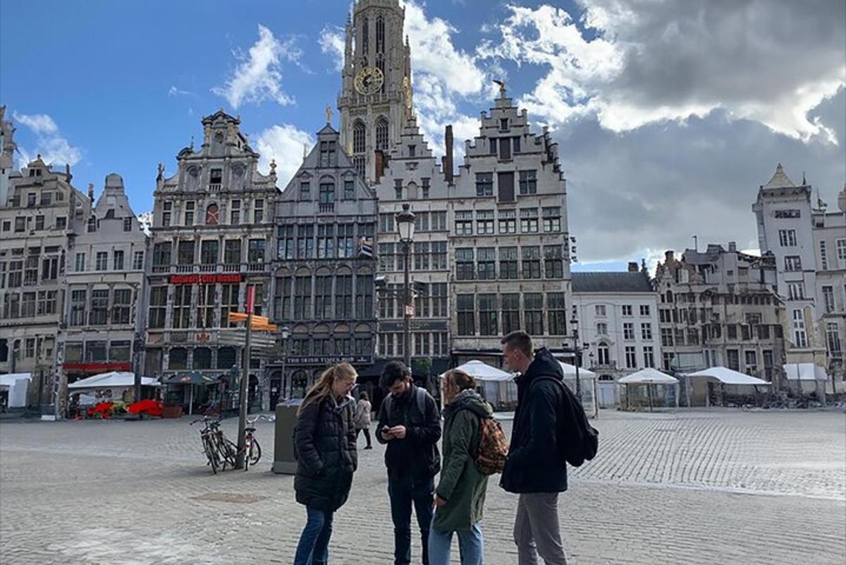 een groep mensen die voor een groot gebouw staat