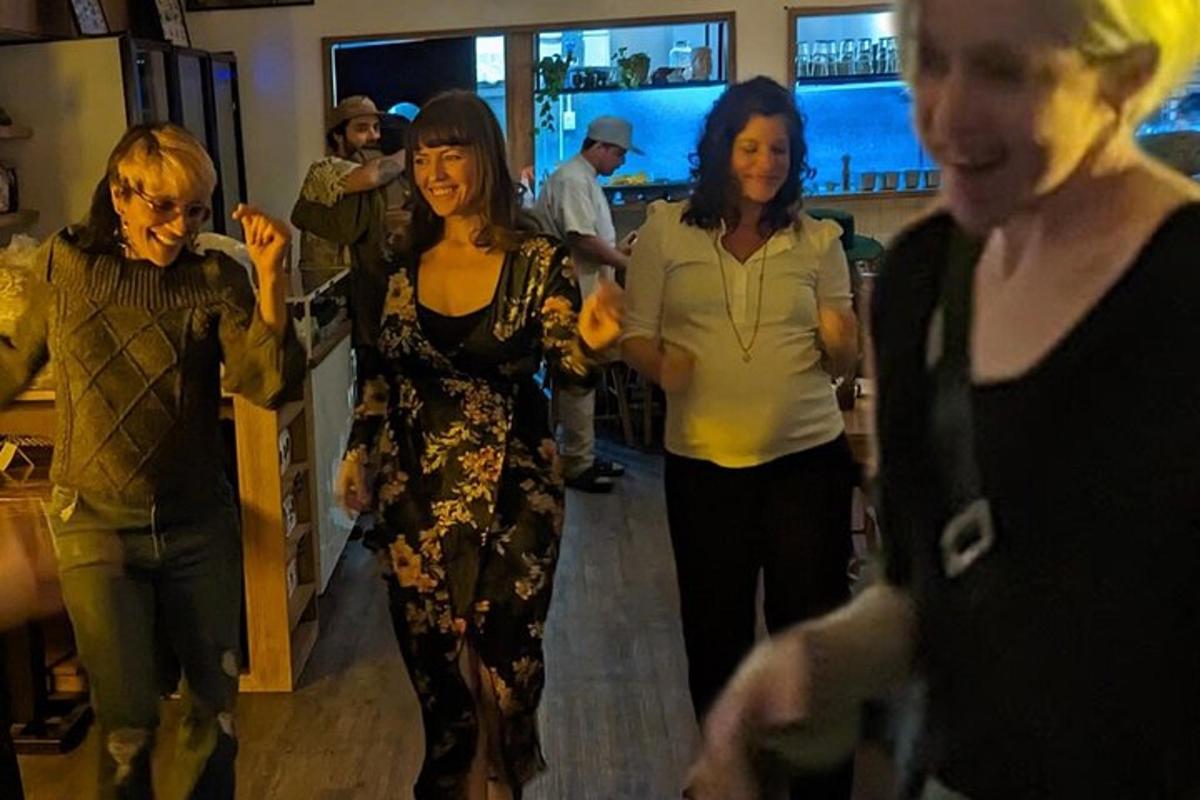 un gruppo di donne che camminano lungo un corridoio