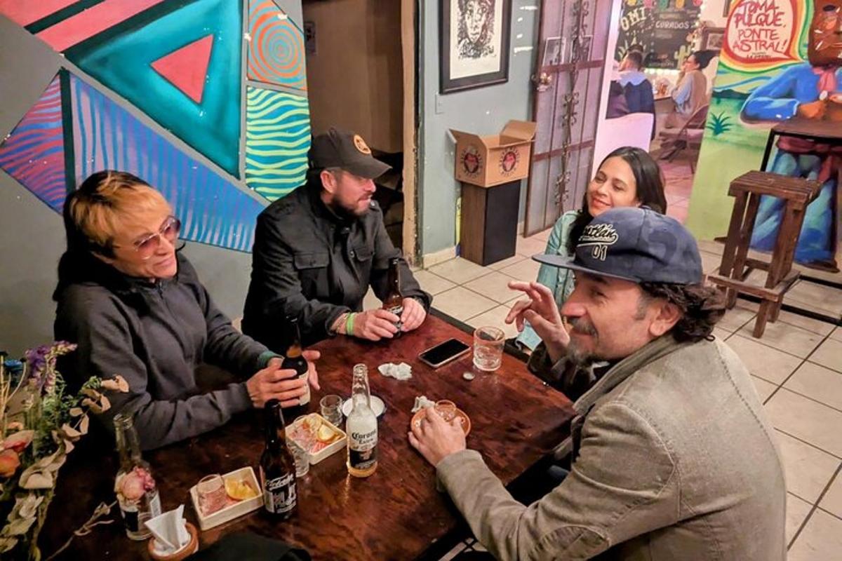 un gruppo di persone sedute attorno a un tavolo di legno