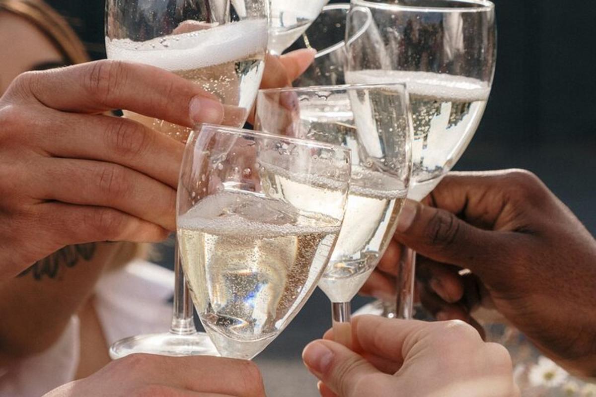 un gruppo di persone che reggono bicchieri di champagne