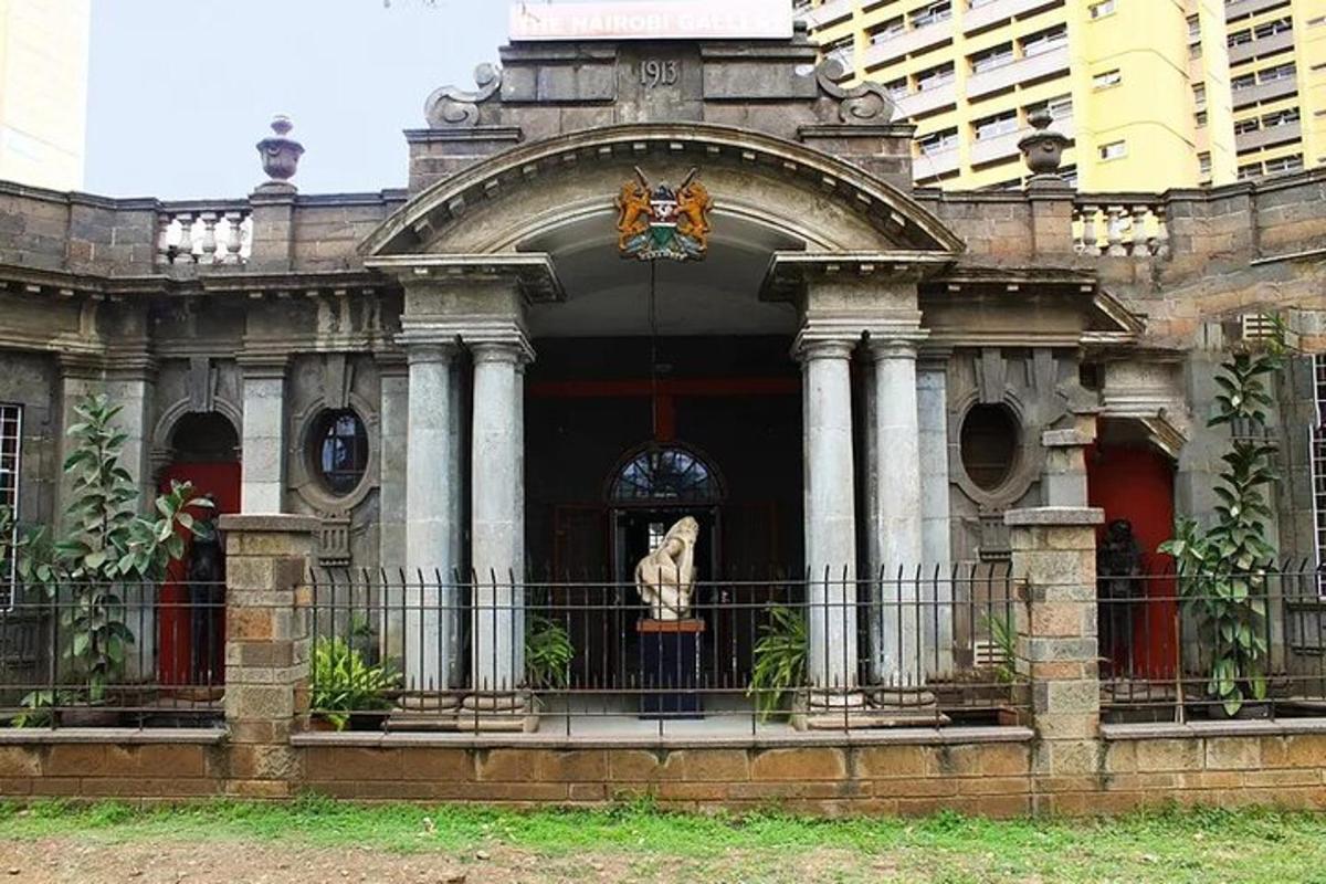 o clădire cu o statuie în fața ei