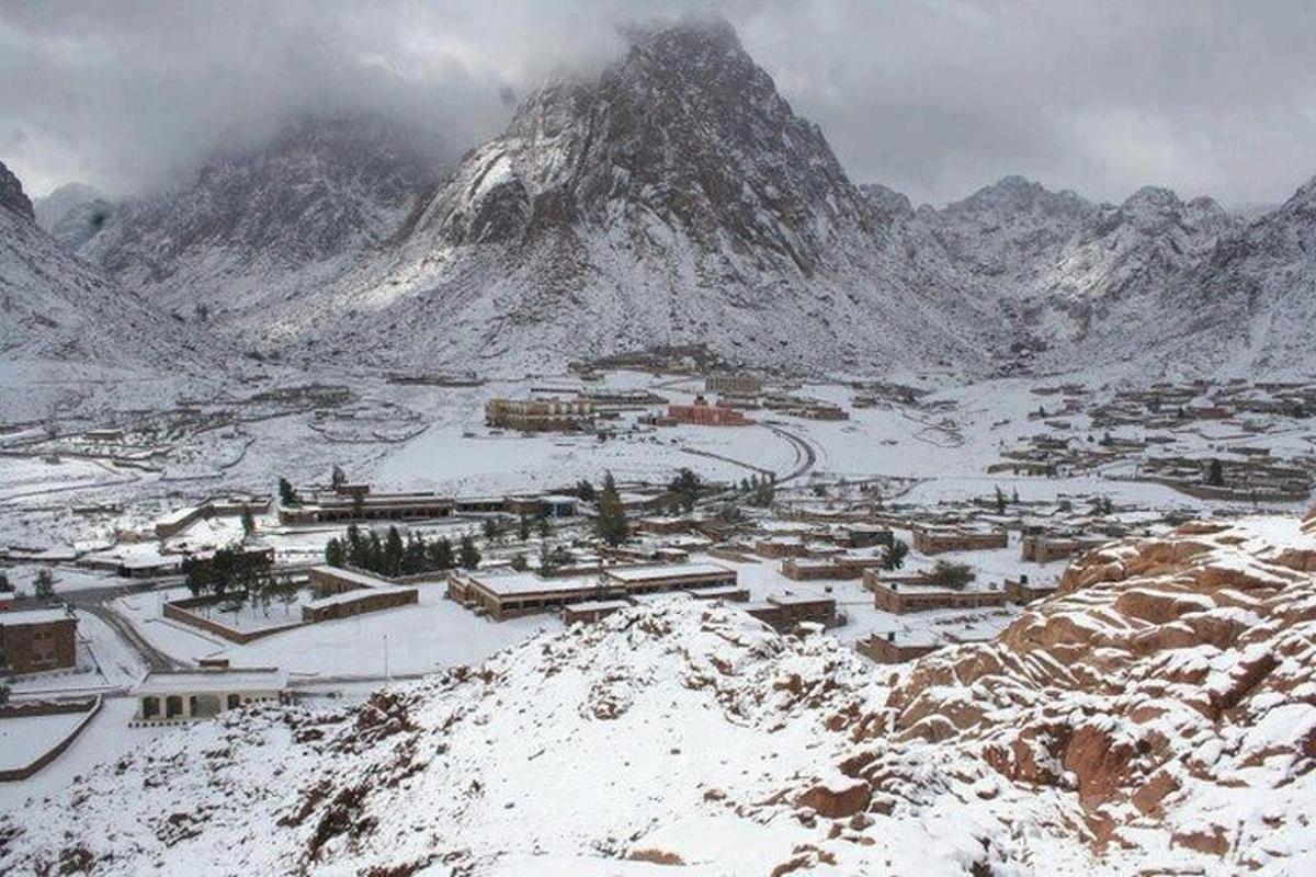eine schneebedeckte Stadt vor einem Berg