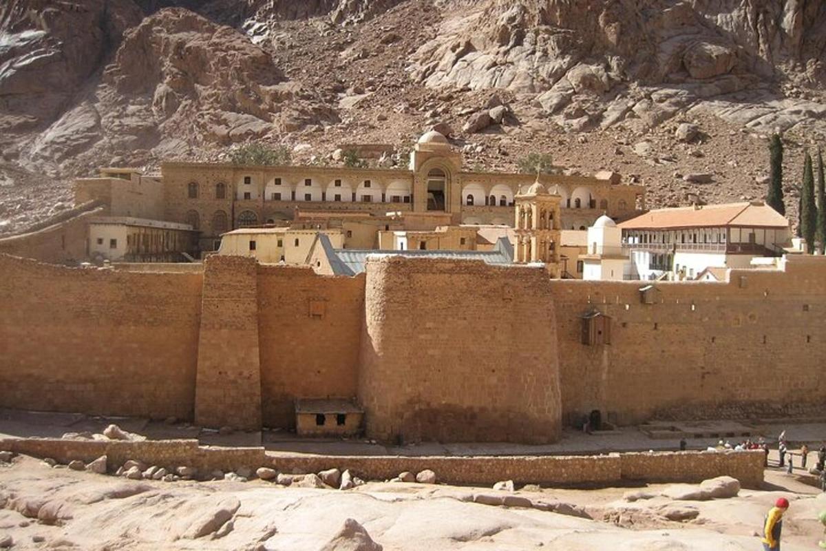 un vecchio edificio nel deserto accanto a una montagna
