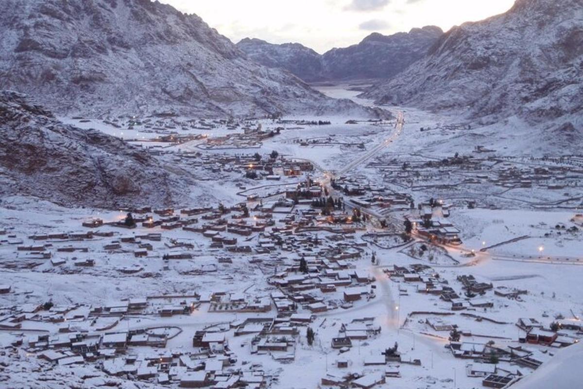 una vista aerea di un villaggio su una montagna innevata