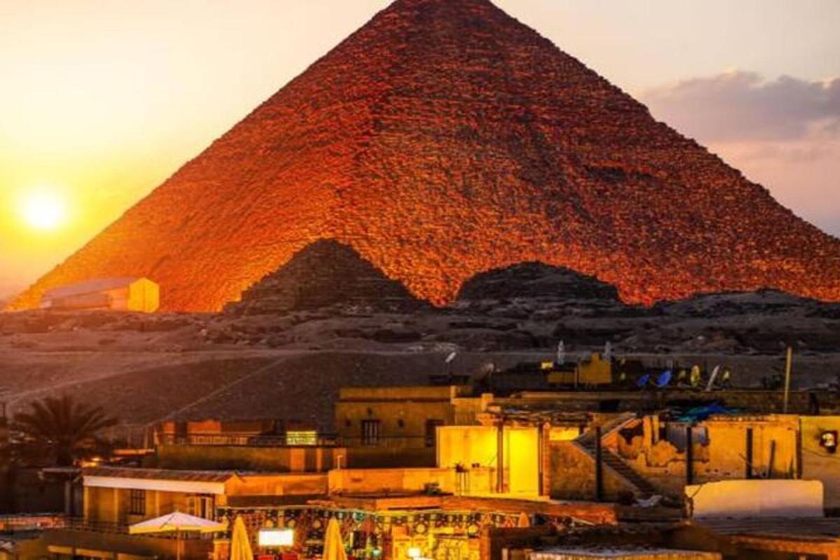 pemandangan piramida giza saat matahari terbenam