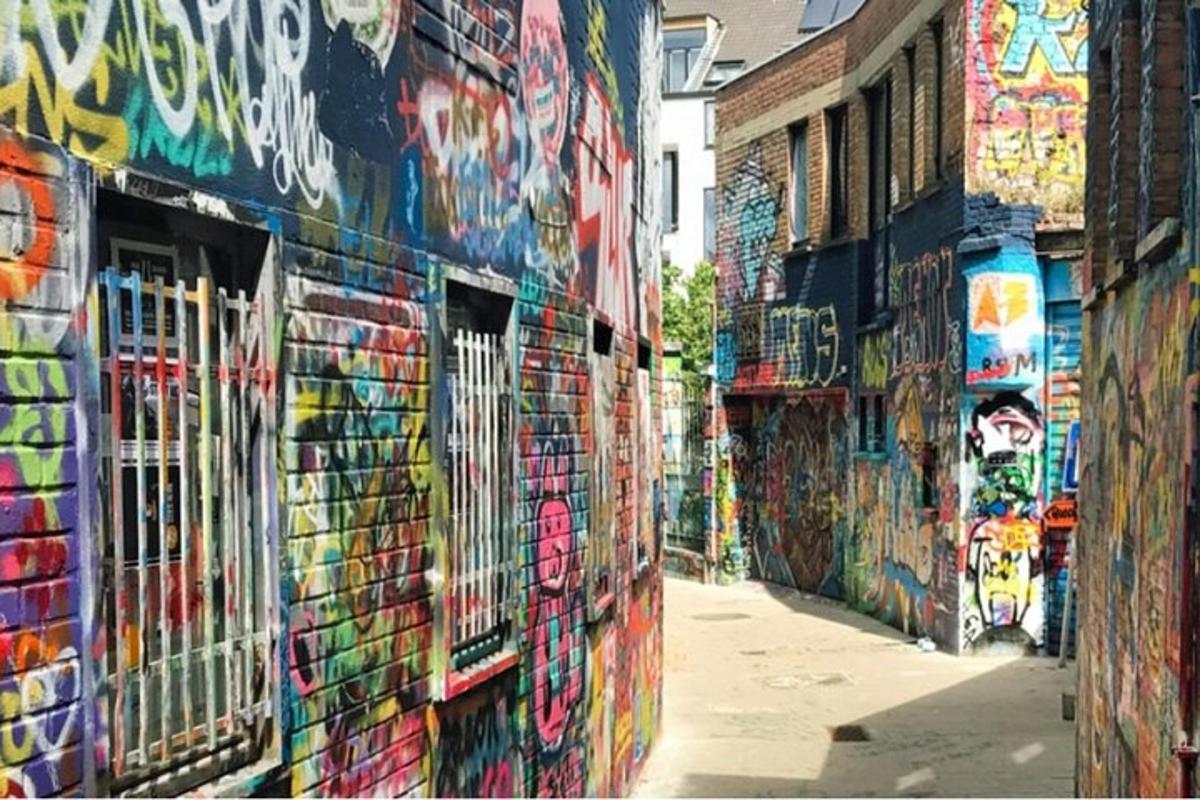 allee, mille hoone küljel on grafiti