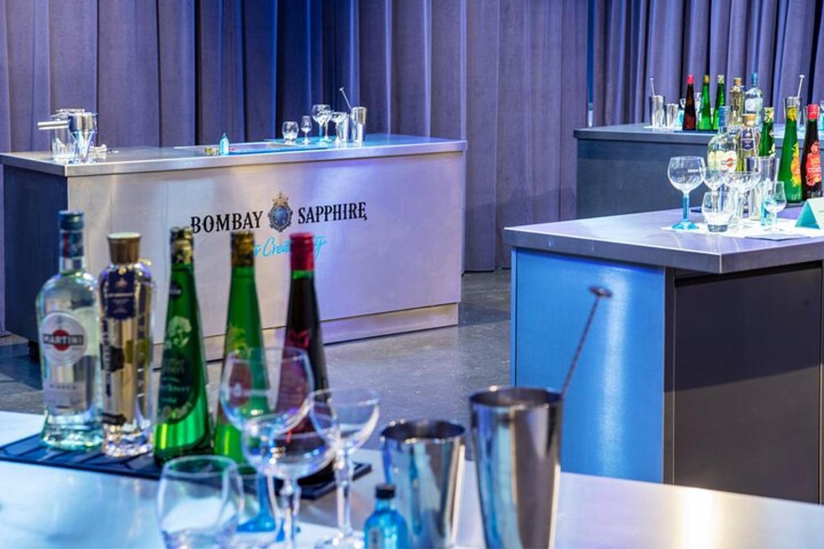 Un grupo de botellas de vino y copas sobre una mesa.