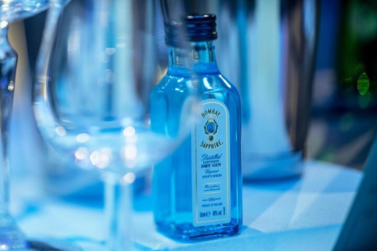 桌子上放着一个蓝色的瓶子和一杯