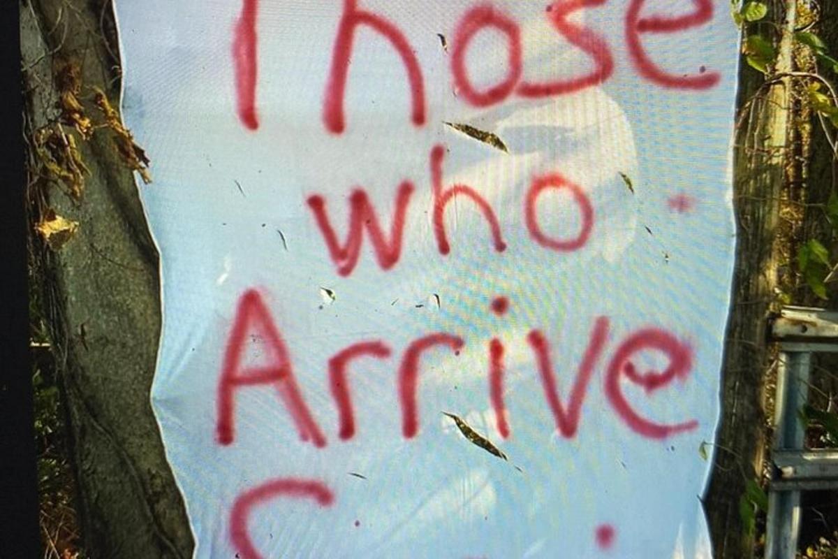 a sign with the wordsabuse who arrive written on a tree