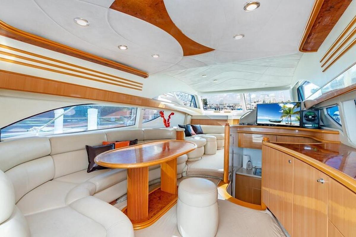 una vista della cabina di pilotaggio di uno yacht di lusso con un tavolo di legno