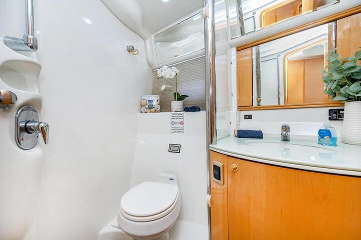 un bagno con un water e un lavandino