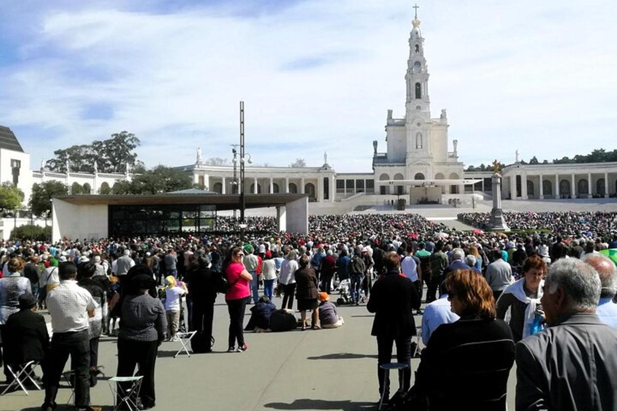 a large crowd of people standing in front of a building