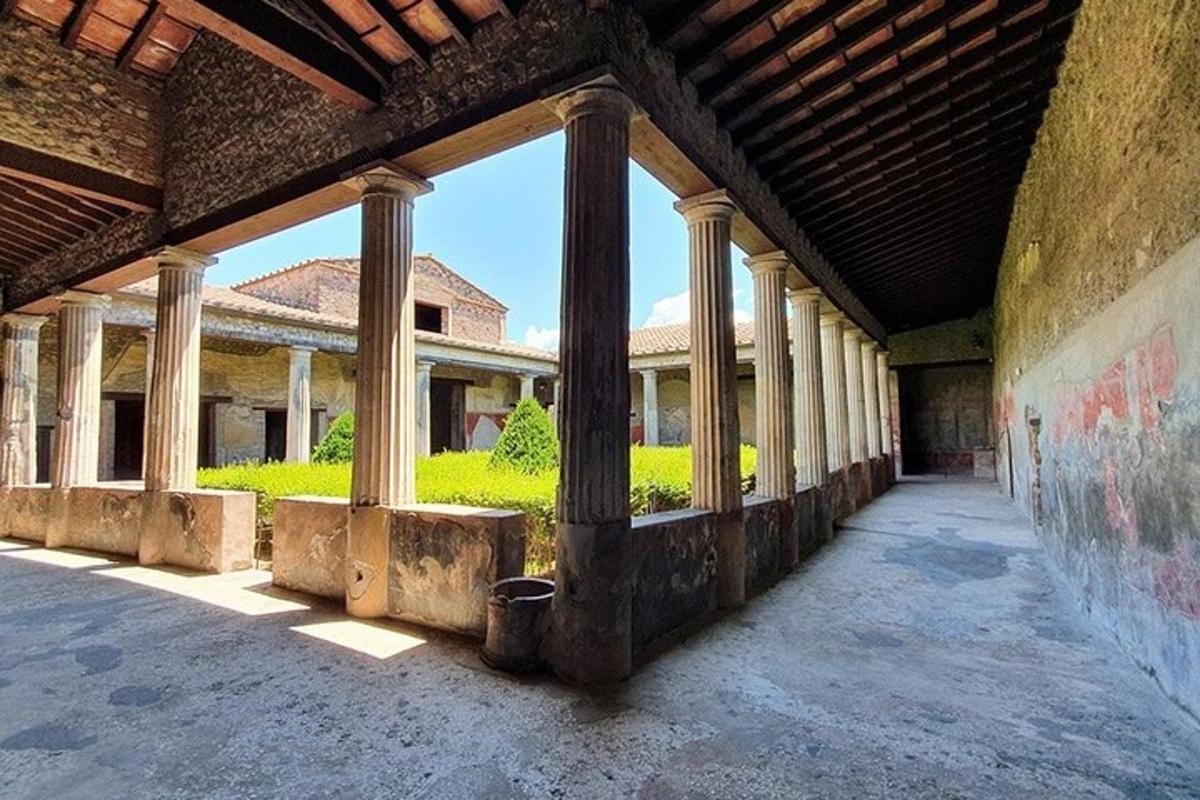 Un edificio vacío con columnas y una gran ventana.
