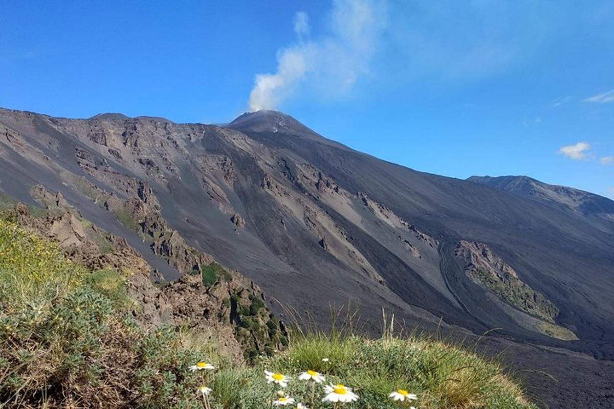 gunung dengan asap keluar dari puncaknya
