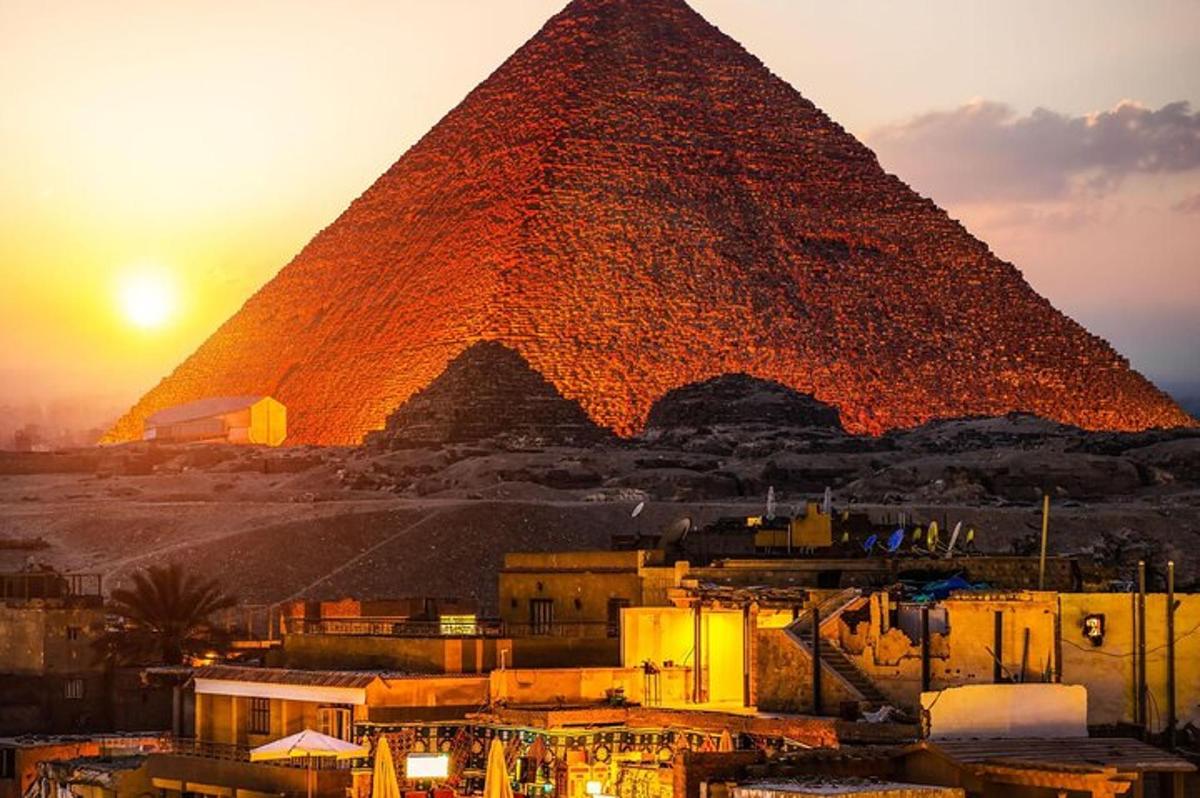 pohľad na pyramídy v Gíze pri západe slnka