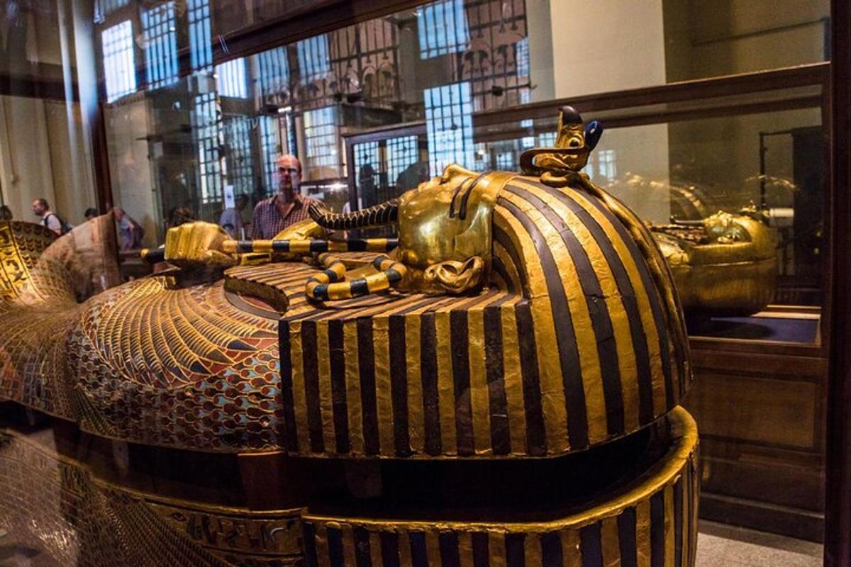 posąg byka na krześle w muzeum