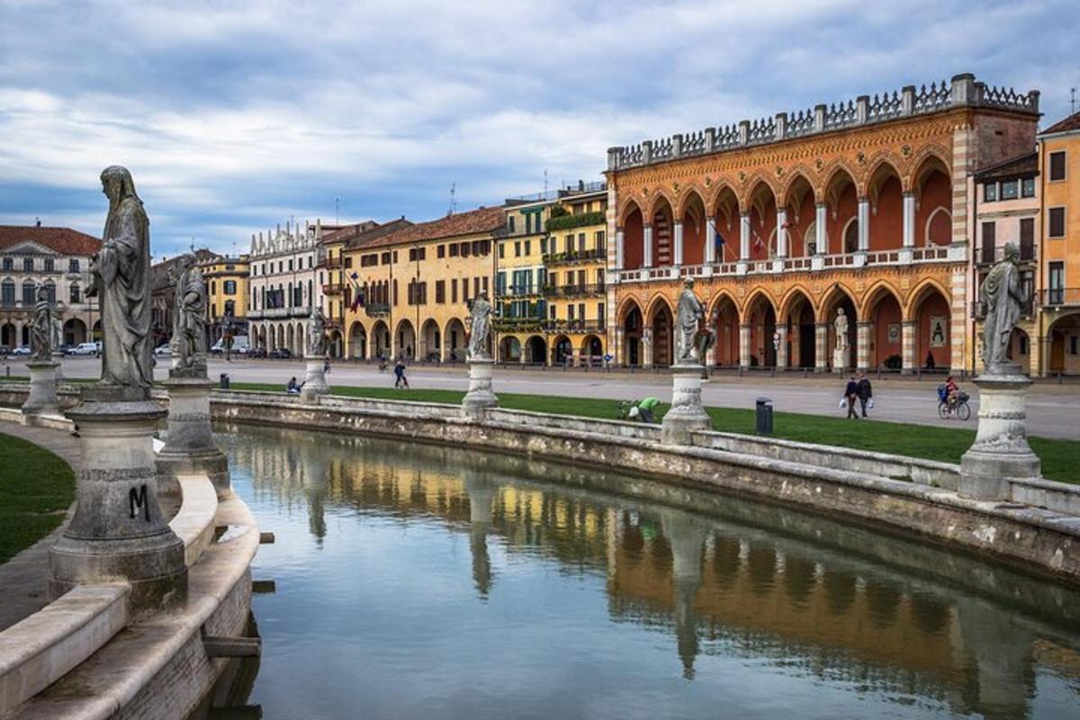 una fontana in una città con edifici sullo sfondo