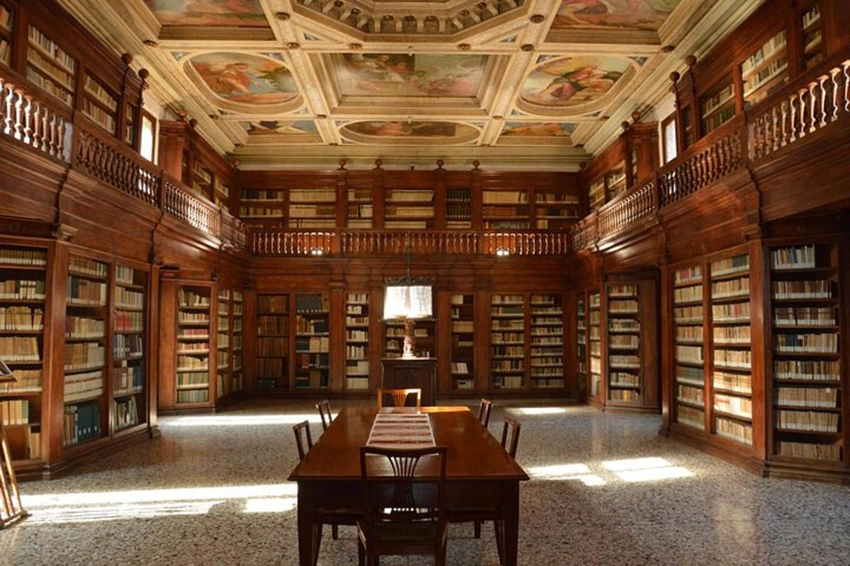 una grande biblioteca con un tavolo e delle sedie
