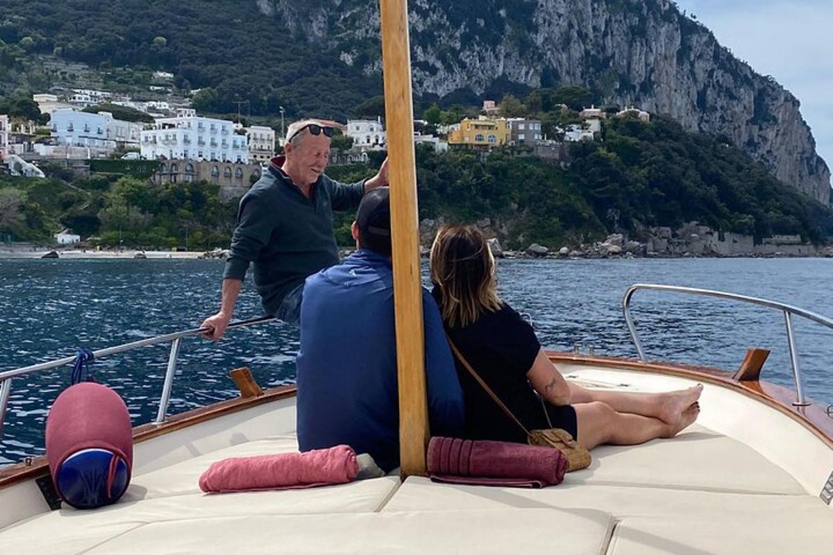 Un hombre y dos personas en un bote en el agua