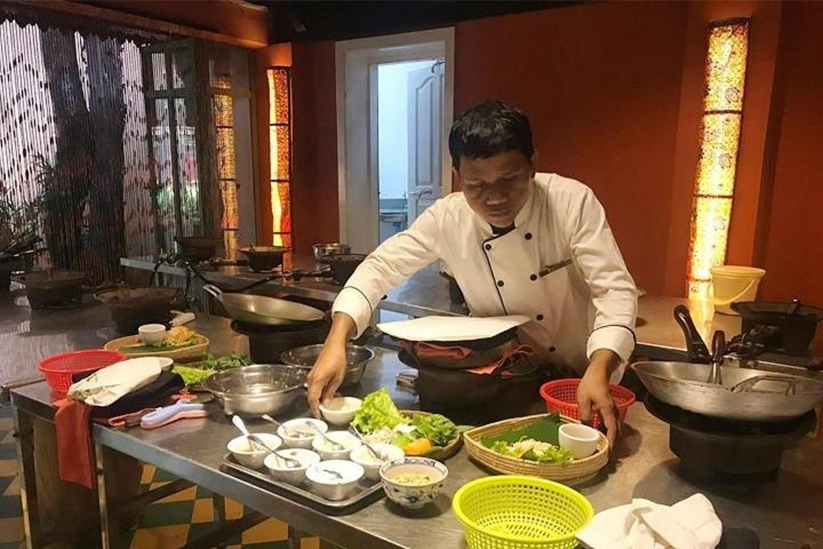 een man die in een keuken staat en eten klaarmaakt