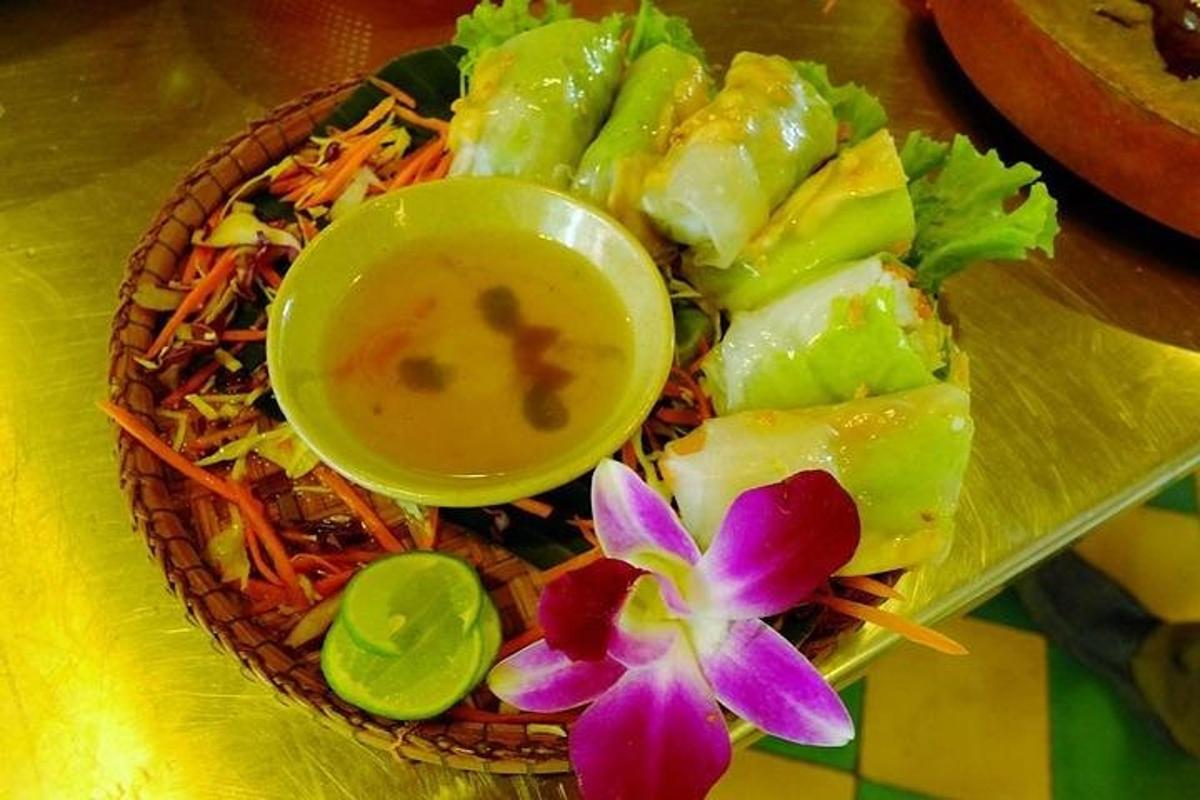 um prato de comida com uma tigela de sopa e uma flor