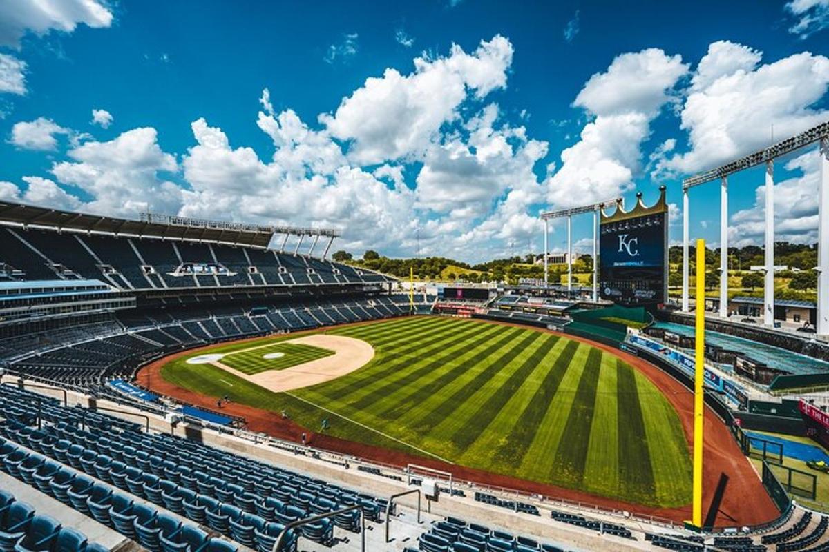 uno stadio di baseball vuoto con un campo da baseball