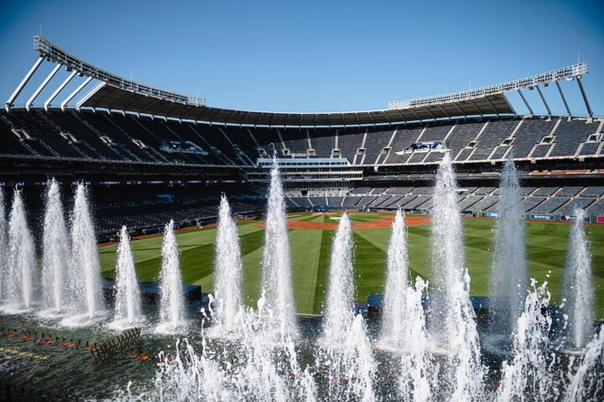 una fontana d'acqua davanti a uno stadio di baseball