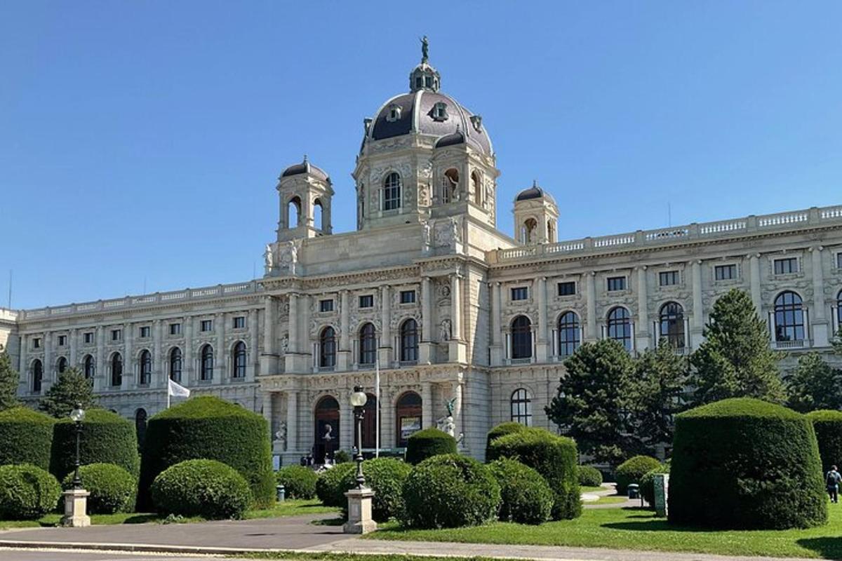 velká budova s věží na vrcholu