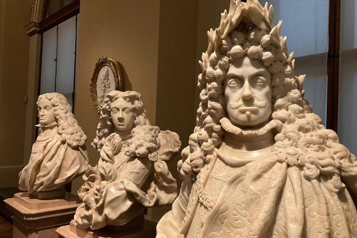 sekumpulan patung yang dipamerkan di muzium