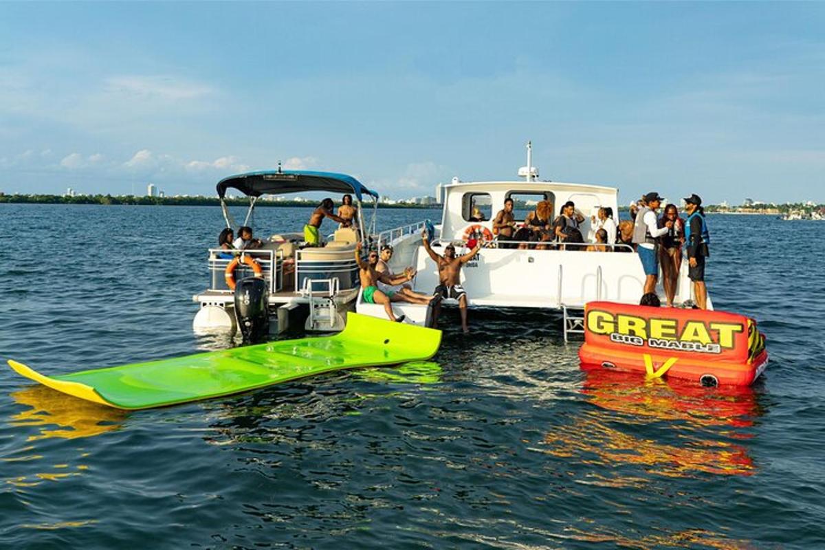 um grupo de pessoas em um barco verde e branco na água