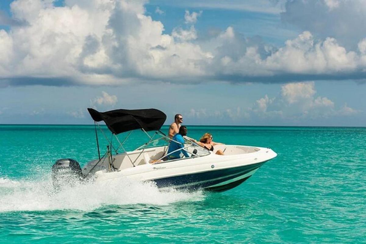 Un hombre y un perro en un barco en el agua.
