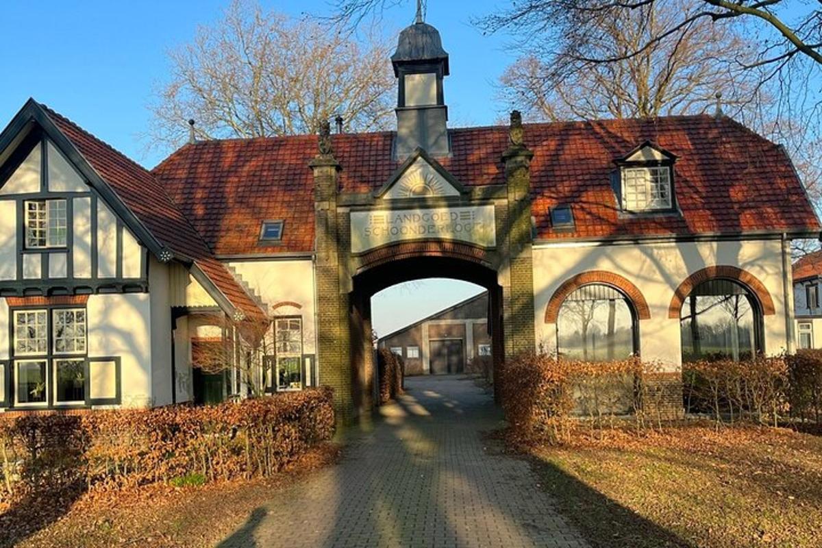 un gran edifici amb un arc al davant