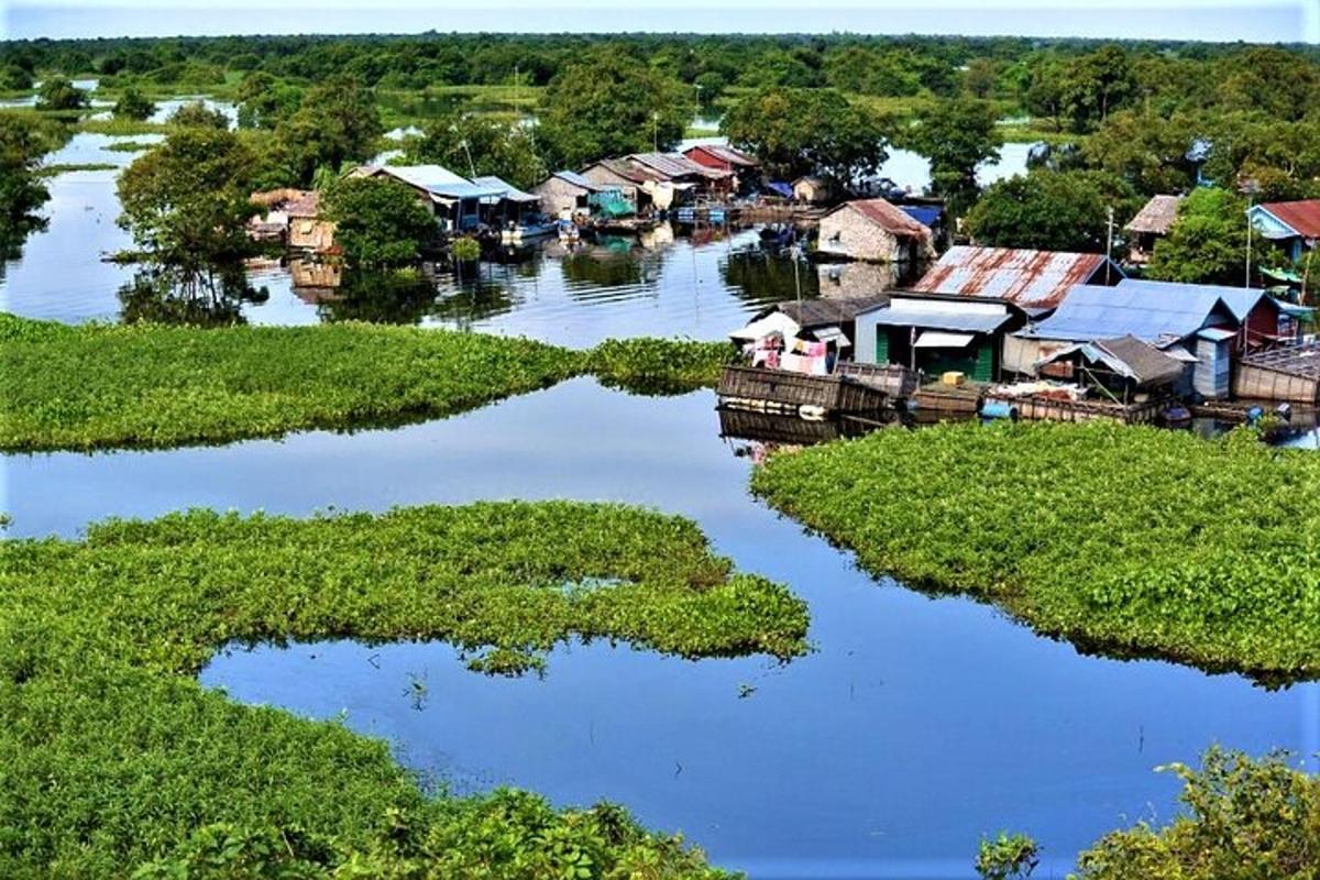 pemandangan udara sebuah kampung di sungai
