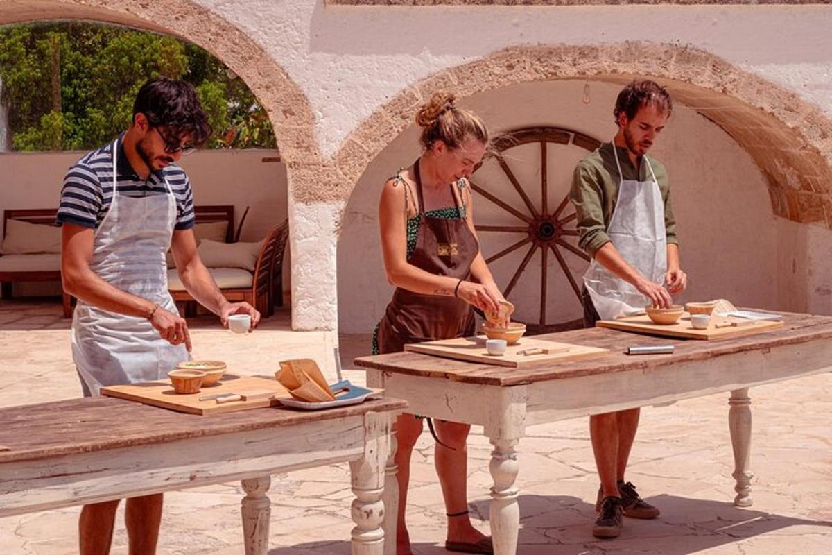 un home i una dona fent ceràmica sobre una taula