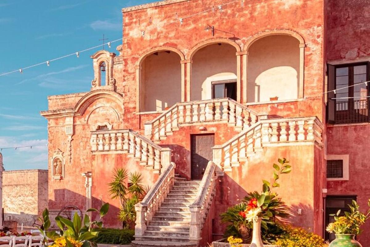 un edifici antic amb escales al davant