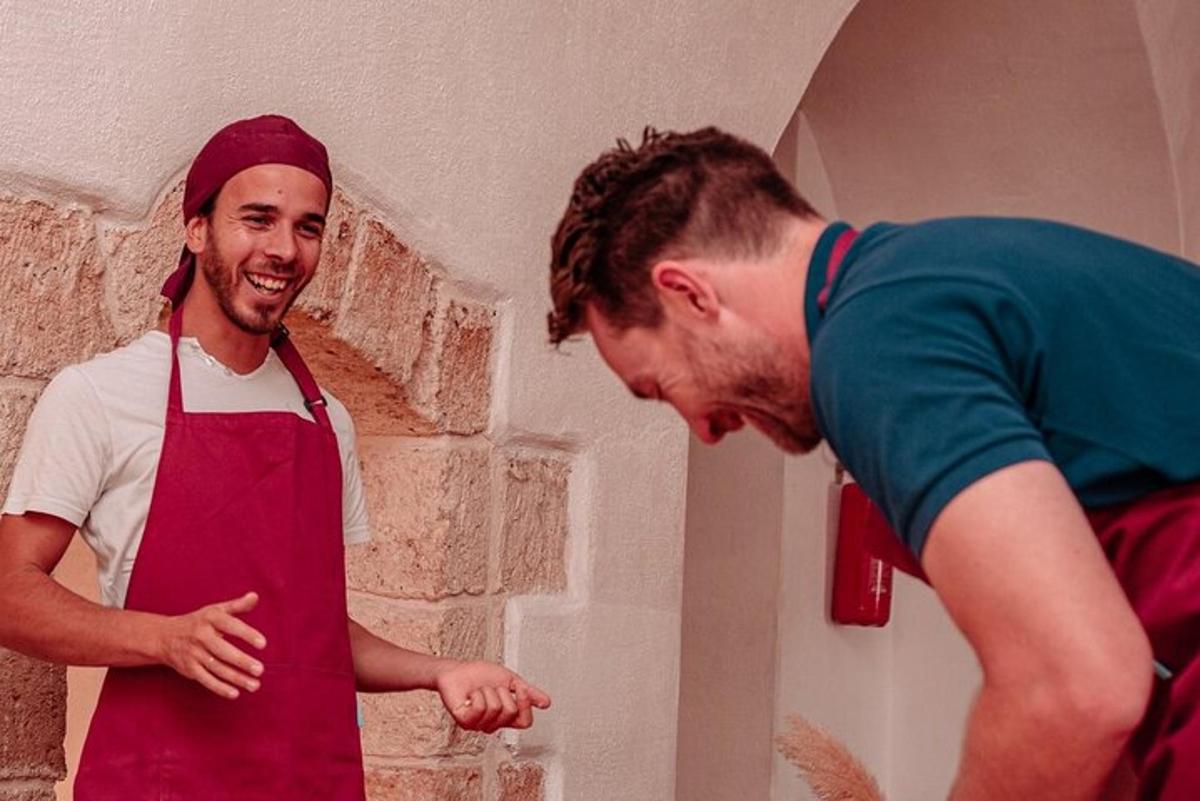 dos homes drets un al costat de l'altre en una cuina